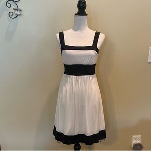 Speechless Sleeveless Sheer Lined Ruffle Hem Tie Belt White and black **NO TAG**
